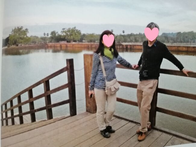 すっかり明るくなったところで参道を帰る。<br />西参道は修復中<br />日本の援助で仮の浮き橋が作られている。<br /><br />暗闇で先ほど渡って来たときは不安定な橋だと思っていたが、<br />明るくなってようやく仮の浮き橋を渡って来たことが分かった。