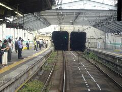 そのトンネル区間の途中にある新小平駅。
ずいぶん前、付近の地下水の水位が上昇して半地下構造のホームと線路が歪んでしまって長期運休になったことがあった。それを補強すべく、ガチガチに鉄骨が組まれている。