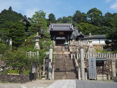 本日最初の目的地は柳谷観音 楊谷寺。

このお寺はちょっと交通の便が悪く、長岡天神駅か西山天王山駅からタクシーで15分ほど。、または軽いハイキングで分（笑）
行きは長岡天神駅からタクシーで行く事にしたのですが、タクシーがなかなか来なくてびっくり！

しばらくするとやっとタクシーが来たので、ホッとしました。
この暑い中、40分も歩きたくないもんね(^▽^;)

長岡天神駅から楊谷寺までは1660円。
京都の観光名所は拝観料が高いのに楊谷寺は拝観料を取らないので、拝観慮を払ったと思えばタクシーで行くのもありかな？

だって、昨日の瑠璃光院は2000円、東福寺の夜間拝観料は2500円ですから！

と思ったら、令和4年4月1日から拝観料が必要になるらしいです(^▽^;)
以下、公式HPより

「令和4年4月1日より拝観料を頂くことになりました。参拝の皆様には、御負担をおかけ致しますが、
伽藍維持・環境整備の為、皆様のご理解ご協力を伏してお願い申し上げます。
通常期　500円　　ウイーク開催時　700円」

それでもお安いですね。

★柳谷観音　楊谷寺
https://yanagidani.jp/

