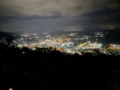 ハウステンボスを出て、車を走らせ、佐世保市街を通り抜け、ついこの間行った弓張岳展望台へ。途中大きなアナグマにひょっこり出くわし驚きました。