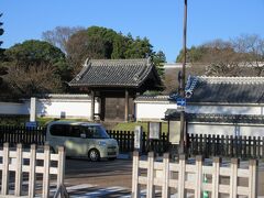 大手門の向かいに弘道館があります。
まだ開館時間には早かったので残念ながら入れませんでした。