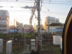 鈴廣かまぼこの看板を見ながら小田原駅を通過。