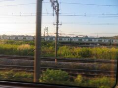 東海道線を走る電車を右手に見ながら