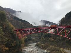 旧山彦橋から新山彦橋を見る。
旅客用トロッコではなく、職員用列車なので1両。
それでもいい写真。山からの湯気が良い感じ！