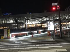 富山駅。
日本には珍しく、赤信号のカウントダウン。