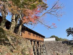 二の丸と紅葉渓庭園がある西の丸を結んでいた御橋廊下。藩主とお付きの者だけが通ることを許されていたらしいです。