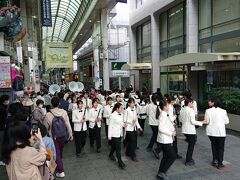 新幹線の中で京阪沿線のランチ処を探していたのだけれど、伏見桃山の洋食店に大人のお子様ランチなる魅惑的なメニューを見つけ途中下車。

今日は京阪電車乗り放題だし。

伏見大手筋商店街では、何やらイベントがあったようでマーチングバンドが賑々しく。
