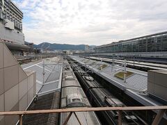 京都駅

毎度、京都駅で新幹線を降りると寒っ！と思う。

余談だけれど日本で最も長いホームは京都駅にあり、その長さは全長558m。
最も短いホームの場所は知らないが、最も狭いのは大阪の中津駅あたりか・・・