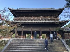 貴船から下ってきて15:00頃、南禅寺に到着。
石川五右衛門の「絶景かな、絶景かな」で有名な所ですね。
山門だとばかり思っていましたが、禅宗では三門と言うのだそうです。