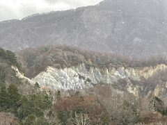青池に向かう途中、車窓から日本キャニオン。
凝灰岩の白い岩肌がむき出しになっています。
グランドキャニオンとは比べ物になりませんが、白い岩肌が際立ってこれはこれで見ごたえがあります。
