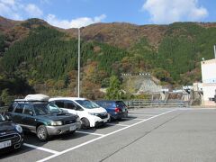 「道の駅　星のふる里ふじはし」から「横山ダム」にやって来ました
「道の駅　星のふる里ふじはし」から「横山ダム」は国道303号線で僅か2km程の道のり

此方も2021年3月に道の駅スタンプラリーの際に訪問したのですが、当時はコロナ渦の影響でダムカードの配布は休止中だったので前回は姿を眺めるだけに留めました