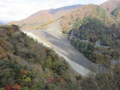 横山ダムから先は道は2手に分かれます
一つは先程紹介した「奥いび湖大橋」を渡り国道303号線で滋賀県へ抜ける道、もう一つは国道417号線で福井県へ抜ける道

徳山ダムへは国道417号線を福井方面に向かいますダム建設による道路の付け替えで出来たであろう新しい道を進んでいくと、やがて超巨大な堤体が見えて来ます