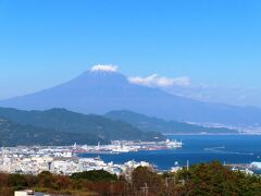 日本平、名前はよく聞くけど、ここも初めて。
海からの富士山は、南側ということもあってか
午後は雲が出やすくなかなかキレイに見られないという
印象が強いですが、これだけスッキリ見られれば十分でしょう。