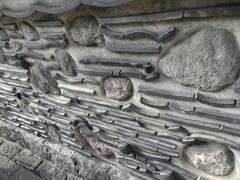 楽水園の博多塀です。

戦国時代に焼け石・焼け瓦を埋め込んで土塀を作ったのが始まりだとか。
珍しいものを見れました。