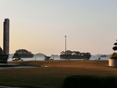 ２日目の朝、ホテルのラウンジから見える、朝日に照らされた松島湾の風景です。