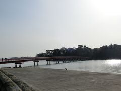 まずはホテルからすぐ近くにある「福浦島」を目指します。島までは全長２５２ｍもある朱塗りの橋が架かっていて、松島の風景の中でもかなり目立つ場所になっています。