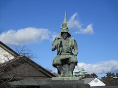 名古屋城の築城に功績があった、加藤清正公の像が城の南側にあります。
