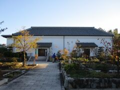こちらも同じく、徳川園の隣にある、蓬左文庫です。

初代藩主の義直公の蔵書などが保管されています。
