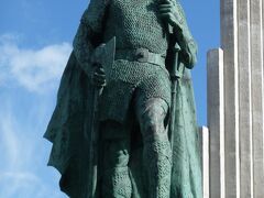教会の前にはアメリカ大陸を発見した偉大な探検家レイブル・エイリングの像がある。アレクサンダー・スターリングカルダーにより、教会の建設よりも前に造られたもの。アイスランド議会であるアルシングの１０００周年を記念して１９３０年に米国から贈られた。