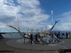 ハットルグリムス教会から北に歩いて海岸に出ると、写真のサン・ボイジャーが見える。１９８６年にレイキャビク市の２００周年を記念して、屋外彫刻のコンテストが行われ、ヨン・グンナーのこの作品が優勝した。
