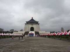 食後の１５時３０分、前回の台湾旅行でも訪れた中正紀念堂の敷地を横切ります。

相変わらず大陸のようなだだっ広い敷地です。