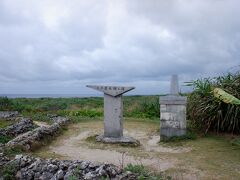 　こちらが「日本最南端の碑」です。「日本最南端平和の碑」と「日本最南端の碑」は実はちょっとだけ違います。「日本最西端の碑」と比べると小さいです、東西南北の最先端の碑の中では一番地味かも。そして一番訪問難易度が高いと思います。宗谷岬は案外飛行機ですぐに行けるし、与那国島も飛行機で行けるし、納沙布岬は空港から少し遠いです。波照間島は飛行機の定期便が運休しているので、船でしか行けないし、船の欠航率も高めなので、一番難易度高いです。

　初めて訪問した日本最西端と日本最南端。そして一年の間で日本の東西南北の最先端を訪問する、というプロジェクトは無事達成できました。もう後は帰るだけ、のはずです。北風が強くて明日船が出るかどうか心配になってきました。