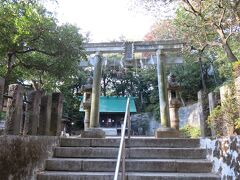 坂の途中に神社がありました。