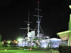 19：00    ターミナルへの途次、「戦艦三笠」の停泊する三笠公園はこの時期
20：00で閉園しますが、ライトアップされた船体が見られました。
昼間とはまた違った威容です。