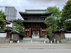 朝食前にホテル周辺のすすきのを散歩。天気は曇りですが、雨は降らないようなのでよかった！

まずは、曹洞宗のお寺実相山中央寺へ。1874年に建てられた比較的新しいお寺です。豊水すすきの駅のほぼ向かいにあるので、アクセスしやすい場所にあります。