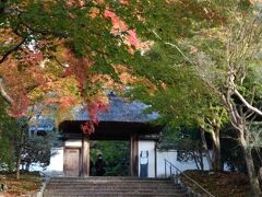 法然院

東山山麓の山裾に佇む法然上人ゆかりの寺院。
茅葺屋根の山門に覆いかぶさる紅葉が美しい。


