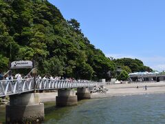 猿島という名ですが、猿はいない。

では何故猿島になったかというと、1253年に日蓮上人が房総から鎌倉へ向かう途中で嵐に遭いこの島へ避難。
その時一匹の白猿が現れ案内したと言い伝えがあるかららしい。

にしても、ここまで人が多いとは想定外。