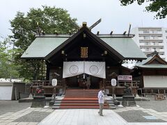 朝食後は、大通り公園方面に向かって少し歩きます。途中北海道神宮頓宮に立ち寄りました。境内には緑が多く、住職さんが丁寧にお掃除をしてらっしゃいました。