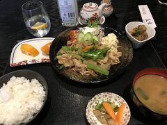 日本食レストランの五味で豚の生姜焼きを食べる