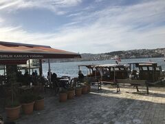 港のカフェ　Kanlıca İsmailağa Kahvesiでヨーグルトを食べる