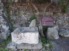 案内板のところから小道を南に行くと民家の行き止まり下が、写真の伝北条政子産湯の井戸です。11時10分前に出発しました。