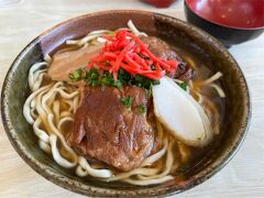 看板の名前が付いてる『よねそば(750円)』は、ソーキ、軟骨、三枚肉がのってるトリプルそば♪

鰹出汁のスープもコクがあるけど、脂っぽく無いので、毎回書いてますが、ここのスープは、完食しても良いと決めてます^ ^