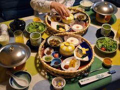 おはようございます。
一日の始まりは朝食から。
ズラリと並んだ小鉢には焼き魚から御飯の友までが勢ぞろい。
鉄鍋の中は確か湯豆腐、ご飯はもちろん山形米のつや姫。