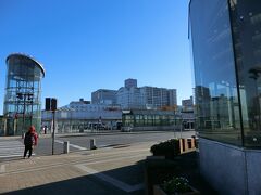 つくばエキスプレスの終点つくば駅の地上にでると新しい建物ばかり
道路も広い！