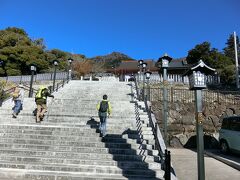 バス停『筑波山神社入口』で降りて土産物屋兼駐車場の立ち並ぶ道を歩いて行きます。ここは筑波山大御堂（観音）のりっぱな階段