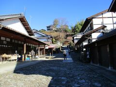 馬籠宿は中山道の中でも有名どころ。
お隣の妻後宿、奈良井宿と並んで人気があります。

さすがに冬は寒いから、人はいないだろうと思ったけど。
それなりにぼとぼちと人はいてます。

人気観光地恐るべし、です(≧ｍ≦)