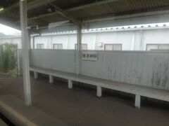 最初の駅は曽波神。
木製ベンチと駅名標が素敵。