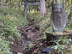 神社で入山料払い、お守りをもらって神社の裏から7時半に登山開始です。