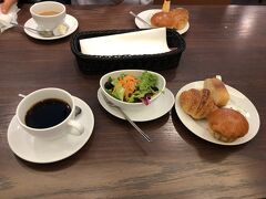 さて、身軽になったところで昼食に向かいました。午後の観光は三条京阪駅から東西線を利用して南禅寺へ行く予定なので、ホテルから三条方面に歩き、事前調査で見つけたパンの美味しそうな’進々堂三条河原町店’を目指しました。京都駅で混雑を見たので空いているか心配でしたが、ちょうど席が空いており、すぐに案内してもらえました。