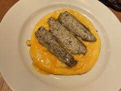 煮干が練り込んであるバターが上にたっぷりのったオムレツ。
こちらのお店の名物のバターだそうです。
煮干の風味とバターがばっちり合っててすごく美味しかった！