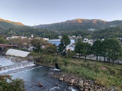 おっはよ～。
朝の目覚めは相変わらず早く（笑）６時過ぎに外を見ると山が朝焼けの風景(≧▽≦)
昨日の雨がウソのようだわ!(^^)!