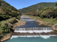 荷物を預けてバス停へ向かいます。
ま～～～、なんてきれいなん宮城野早川堤。
春は桜並木が超綺麗だったけど、青空ではなかったので
青空のこの景色はこれはこれで美しい。

その時の旅行記はコチラ↓↓↓
２０２１年３月　雨予報に惑わされたけど嬉しい誤算♪な『インディゴ箱根強羅』ホテルステイ☆～「宮城野早川堤」の桜～「鮨みやふじ」の元祖アジ丼～
https://4travel.jp/travelogue/11683246