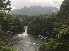 海に注ぐトローキの滝