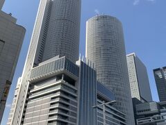 青空にそびえ立つツインタワー！
ＪＲ名古屋タカシマヤ、名古屋マリオットアソシアホテル、オフィスなどで構成される複合商業ビルとして１９９９年に開業しました。