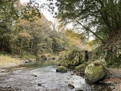 この突き出した岩が汽車のようなこと、増水すると川の水が岩にぶつかる大きな音が汽車のようなこと辺りに由来するようだ