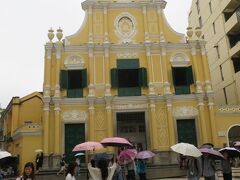 クリーム色のバロックのファサードが印象的な聖ドミニコ教会です。